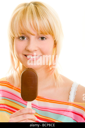 Junge Blonde Frau Im Sommerkleid Hält Lachend Ein Stieleis in der Hand Stockfoto