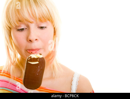 Junge Blonde Frau Im Sommerkleid Isst Ein Stieleis Stockfoto