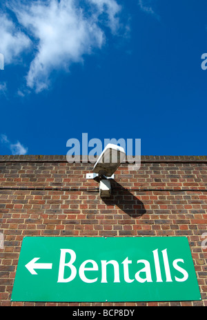 Melden Sie sich auf eine Mauer zeigt den Weg zum Bentalls, ein Kaufhaus und Einkaufszentrum in Kingston, Surrey, england Stockfoto