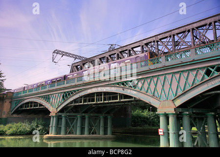 317 Klasse First Capital Connect High Speed Electric Train Fluss Nene Eisenbrücke East Coast Main Line Eisenbahn Peterborough Stockfoto