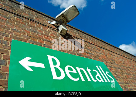 Melden Sie sich auf eine Mauer zeigt den Weg zum Bentalls, ein Kaufhaus und Einkaufszentrum in Kingston, Surrey, england Stockfoto