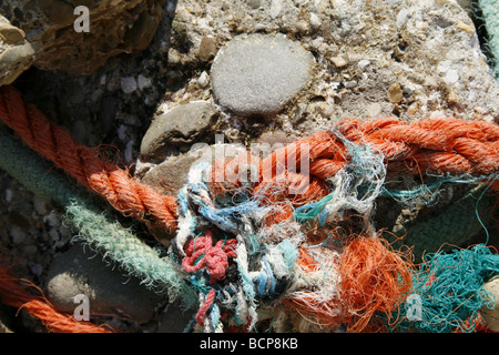 Detail aus einem Bündel von verschlungenen Seile an felsigen Strand gespült Stockfoto