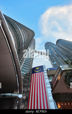 Niedrigen Winkel Blick auf die Petronas Twin Towers, Kuala Lumpur, Malaysia, Asien Stockfoto