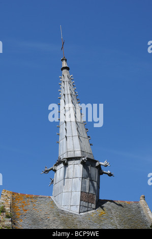 Die Kirche in Plougrescant in der Bretagne Stockfoto