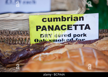 Nahrung für Verkauf auf einem Bauern-Marktstand in Kendal, Großbritannien Stockfoto