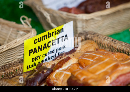 Nahrung für Verkauf auf einem Bauern-Marktstand in Kendal, Großbritannien. Stockfoto