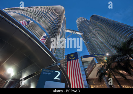 Niedrigen Winkel Blick auf die Petronas Twin Towers, Kuala Lumpur, Malaysia, Asien Stockfoto