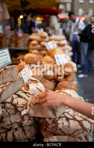 Frisches Brot in einem Markt zu verkaufen Stockfoto