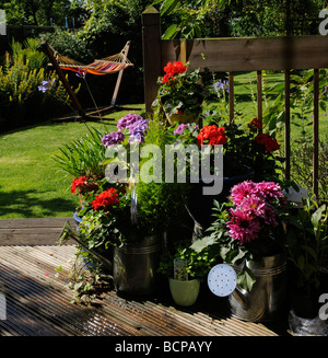 Suburban englischen Landhaus Garten bunten Pflanzen und Blumen auf der Terrasse angeordnet Stockfoto