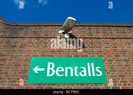 Melden Sie sich auf eine Mauer zeigt den Weg zum Bentalls, ein Kaufhaus und Einkaufszentrum in Kingston, Surrey, england Stockfoto