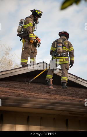 Roseville, CA - 19. Juli 2009: Am frühen Morgen Feuer in einem Apartment-Komplex liegt bei 309 Harding Blvd in Roseville Stockfoto