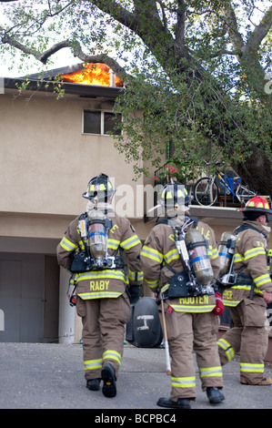 Roseville, CA - 19. Juli 2009: Am frühen Morgen Feuer in einem Apartment-Komplex liegt bei 309 Harding Blvd in Roseville Stockfoto