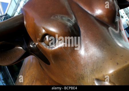 Stier Bronzeskulptur, Symbol der Bullring Shopping Centre, Birmingham Stockfoto