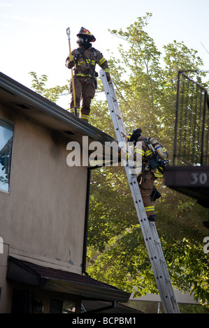 Roseville, CA - 19. Juli 2009: Am frühen Morgen Feuer in einem Apartment-Komplex liegt bei 309 Harding Blvd in Roseville Stockfoto