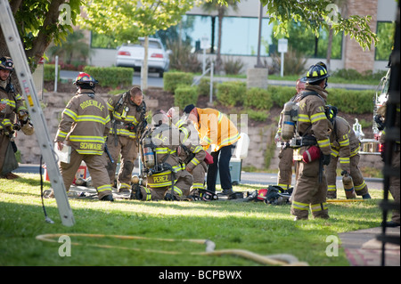 Roseville, CA - 19. Juli 2009: Am frühen Morgen Feuer in einem Apartment-Komplex liegt bei 309 Harding Blvd in Roseville Stockfoto