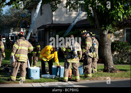 Roseville, CA - 19. Juli 2009: Am frühen Morgen Feuer in einem Apartment-Komplex liegt bei 309 Harding Blvd in Roseville Stockfoto