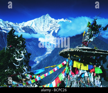 Majestätischen Blick auf Kawa Karpo Peak und Gebet Fahnen, Meili Snow Mountain, Shangri-La, tibetischen autonomen Präfektur DiQing Stockfoto