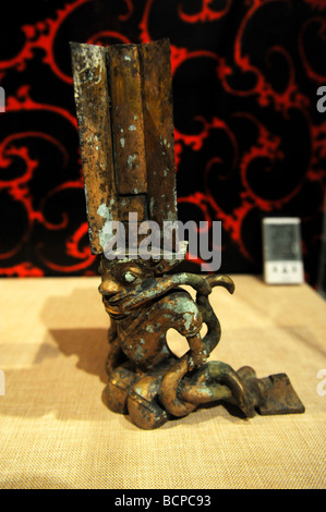 Kaputte Bronze Teile aus einem großen Bildschirm von State of South Yue, Capital Museum, Peking, China Stockfoto