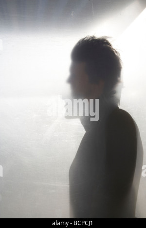 Porträt, Silhouette der Mann hinter Milchglas mit Wind weht. Stockfoto