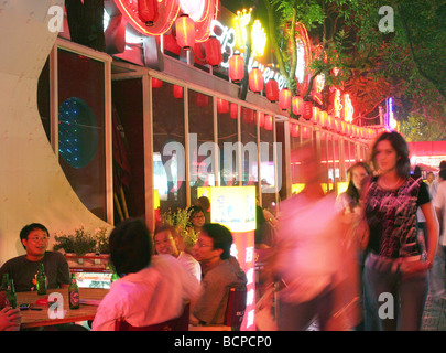 Nachtleben in Sanlitun Bar street, Beijing, China Stockfoto