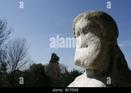 alte abgenutzte beschädigte Statue auf Ponte Fabricio Brücke in Rom Italien Stockfoto