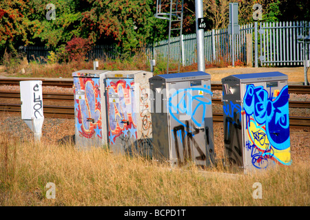 Graffiti auf Eisenbahn Freileitung Ausrüstung Ostküste Hauptleitung Bahnhof Peterborough Cambridgeshire England UK Stockfoto