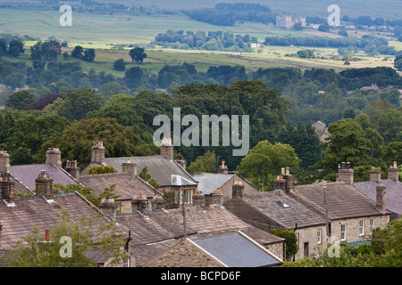 West-Burton Dorf mit Schloss Bolton in der Ferne Wensleydale Yorkshire Dales National Park Stockfoto