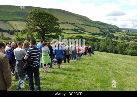 Schlange von Menschen in attraktiven walisischen Landschaft Stockfoto