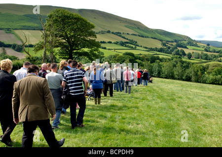 Schlange von Menschen in attraktiven walisischen Landschaft Stockfoto