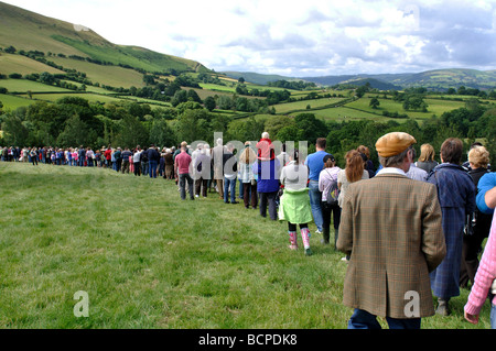 Schlange von Menschen in attraktiven walisischen Landschaft Stockfoto