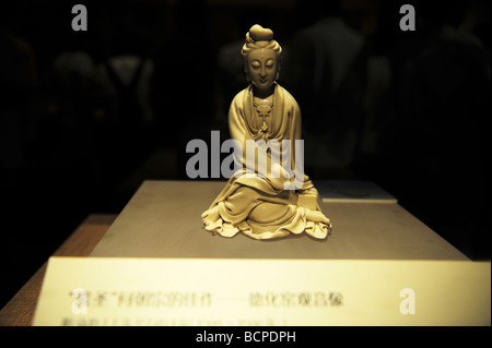 Weißes Porzellan sitzen Avalokite? Vara-Statue, die aus Porzellan Meister er Chaozong in der Ming-Dynastie, Capital Museum, Peking, Stockfoto
