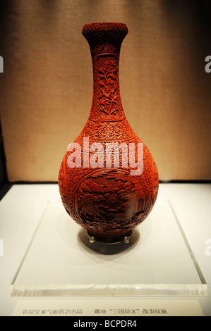 Tiefes rot geschnitzte Lack Vase mit Szenen aus Romanze der drei Königreiche gemacht in der Qing-Dynastie, Capital Museum, Peking, Stockfoto