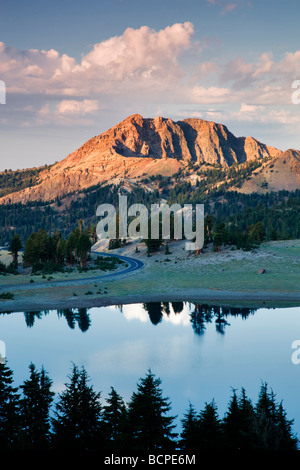 Sonnenaufgang wider in Lake Helen Lassen Volcanic Nationalpark Kalifornien Stockfoto