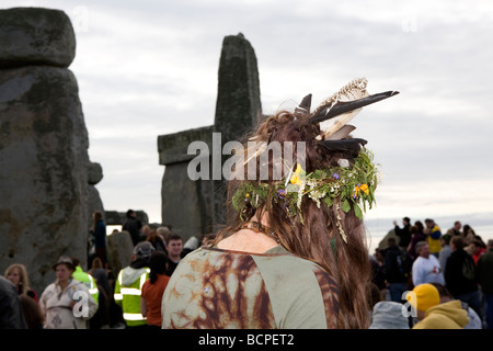 Nachtschwärmer feiern zur Sommersonnenwende in Stonehenge am 21. Juni 2009 in der Nähe von Amesbury, England Stockfoto