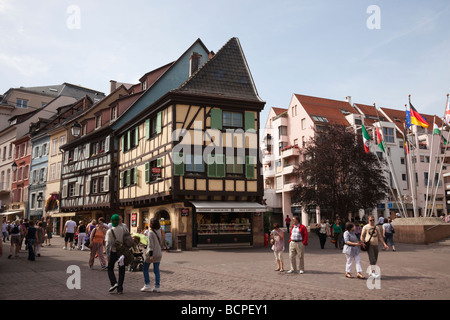 Colmar-Haut-Rhin-Elsass-Frankreich. Touristen und die historischen Gebäude in der Rue des Clefs gepflasterten Straße in der Altstadt auf der Weinstraße Stockfoto