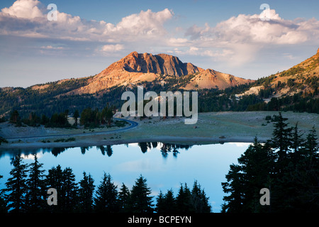 Sonnenaufgang wider in Lake Helen Lassen Volcanic Nationalpark Kalifornien Stockfoto