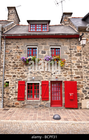 Bunten Fensterläden auf Häuser rund um Saint-Quay-Portrieux, Nord-Bretagne, Frankreich Stockfoto