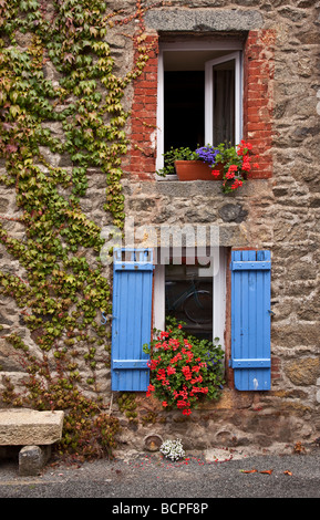 Bunten Fensterläden auf Häuser rund um Saint-Quay-Portrieux, Nord-Bretagne, Frankreich Stockfoto