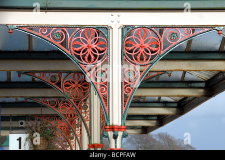 Viktorianische Eisenwerk auf Grange über Sands Station Cumbria England Stockfoto