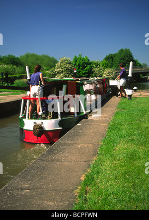 Narrowboat Reisen durch Hatton Boden sperren Grand Union Canal Stockfoto