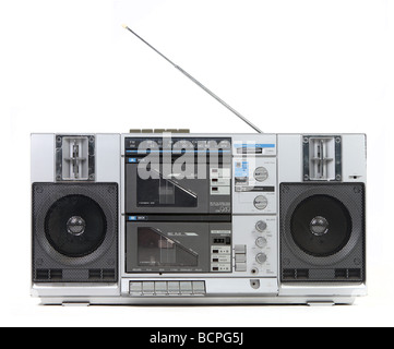 Vorderansicht eines Vintage Boom-Box Cassette Tape Player Isolated on White Background Stockfoto