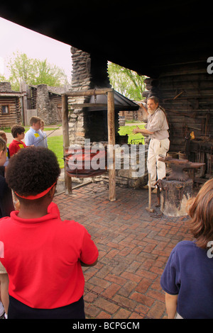 Kinder sehen Schmied in zusammengesetzten Fort Boonesborough State Park Richmond Kentucky Stockfoto