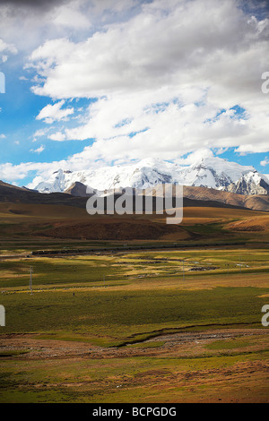 Majestätische Landschaft des tibetischen Plateaus und Qingzang Railway track, Tibet, China Stockfoto