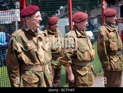 Papas Armee Re-Enactment Soldaten auf Parade, Armed Forces Day, Timsbury, Somerset, England Stockfoto