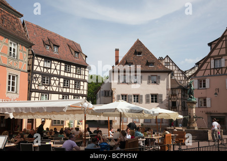 Place de l Ancienne Colmar Haut-Rhin Elsass Frankreich Restaurants und Straßencafés in Holz gerahmt Gebäude im Altstädter Ring Stockfoto