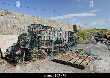 Hummer-Käfige gestapelt am Hafen von Slade, County Wexford Stockfoto