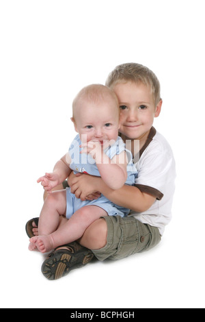 Zwei Brüder sitzen zusammen auf einem weißen Hintergrund Stockfoto