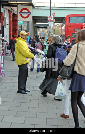 Mann, die Verteilung von London Lite Gratiszeitungen in Holloway Road London England UK Stockfoto