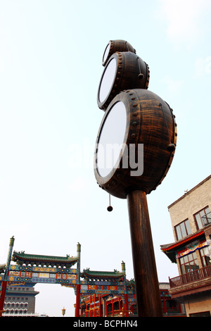 Statue von riesigen Bolang Trommel am Qianmen Street, Beijing, China Stockfoto