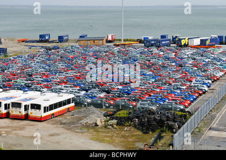 Hunderte von neuen Autos geparkt in Rosslare Harbour Stockfoto